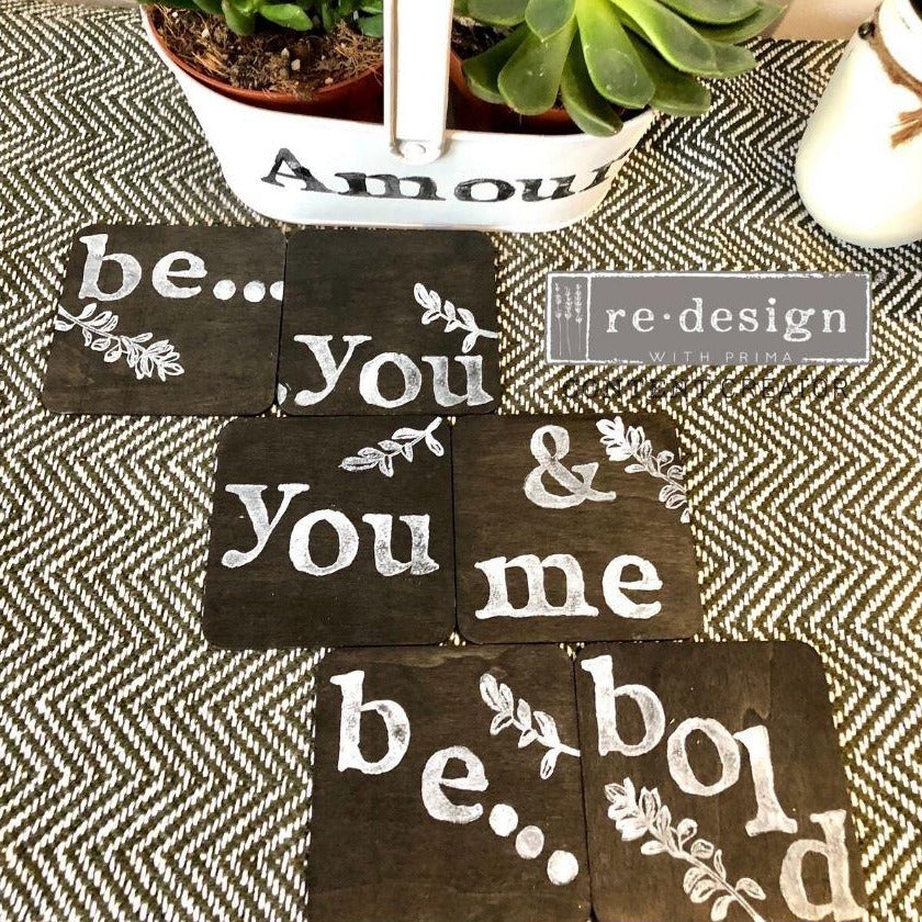 RANKENWERK | Stempel | Redesign Decor Clear - Alpha Buchstaben bedruckte Glasunterstetzer als Beispiel
