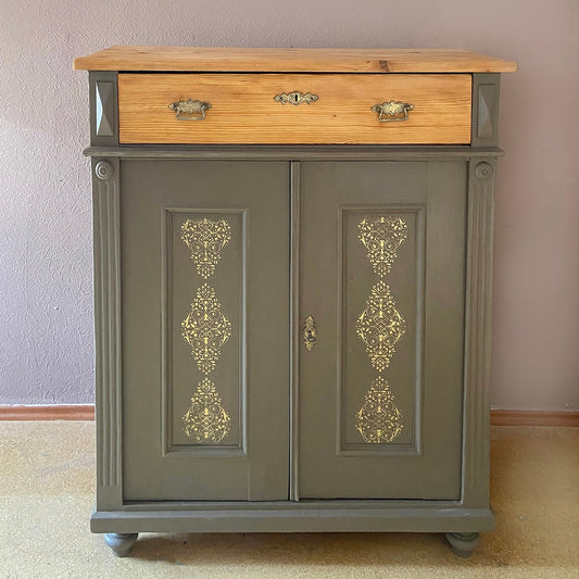 Kommode in brauner Farbe gestrichen mit Schablonenmuster