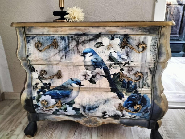 weiße kommode mit goldener transferfolie und blattgold details an kanten