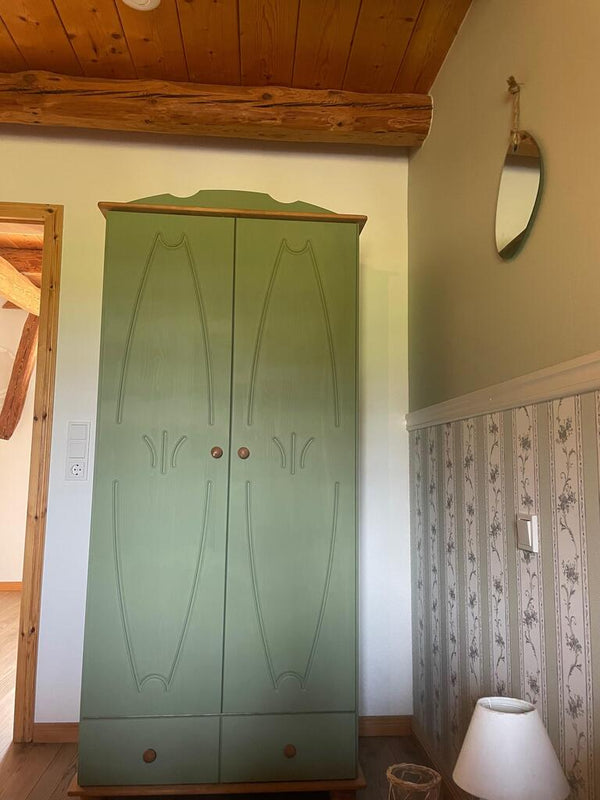 Alter Kleiderschrank Mit grüner Milchfarbe gestrichen