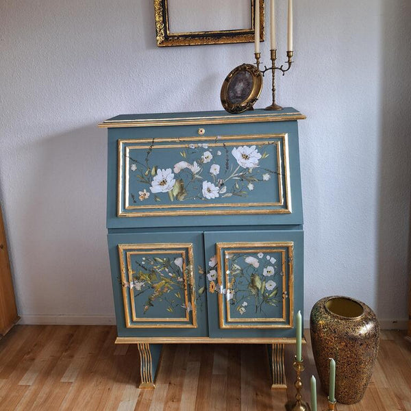 blaue kommode mit möbelfolie in blumenmuster