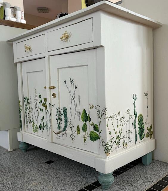 weiße kommode mit leichten blumenmotiven aus transferfolie verschönert