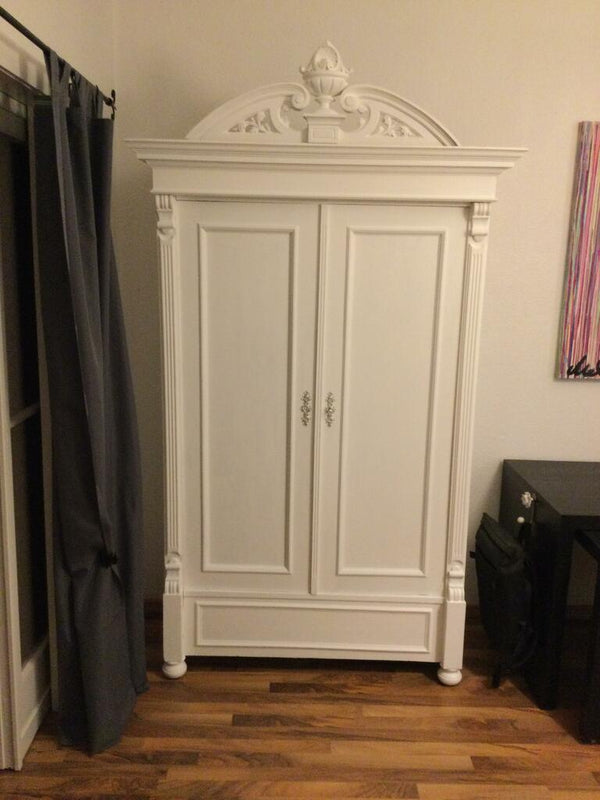 Kleiderschrank gestrichen in weißer Farbe