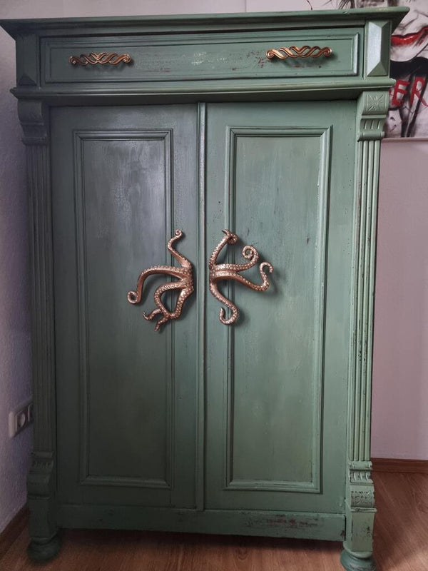 Flurschrank in dunkelgrün mit Milchfarbe gestrichen