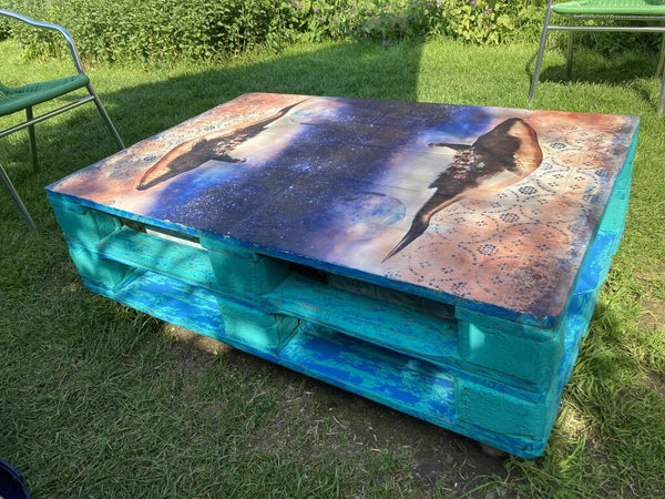 pinker couchtisch aus alter weinkiste kiste mit trasnferfolie verschönert