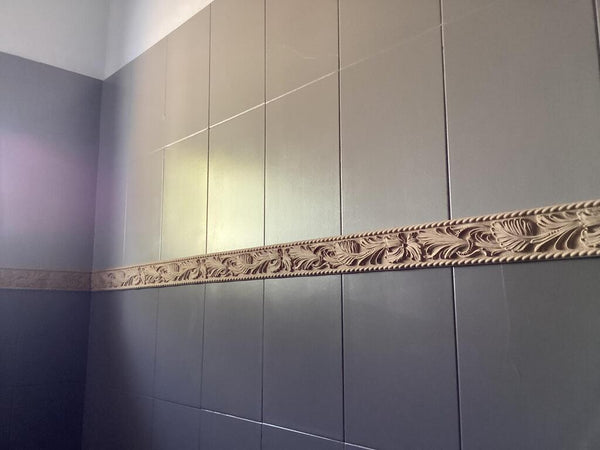 badezimmerwand verschönert mit leiste