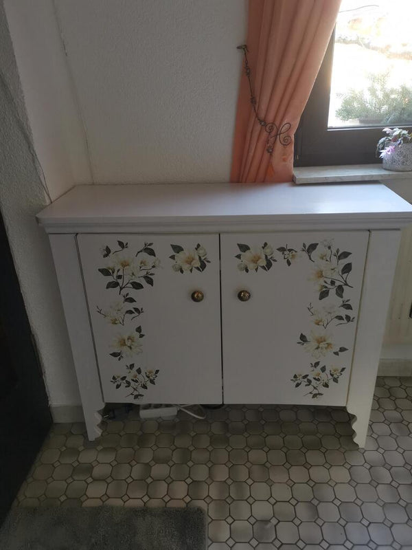 weißer nachtschrank mit trasnferfolie in blumenmotiv