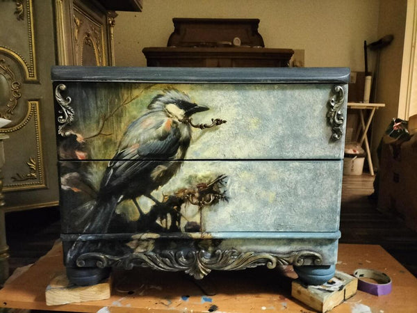 weißer nachtschrank mit trasnferfolie in blumenmotiv