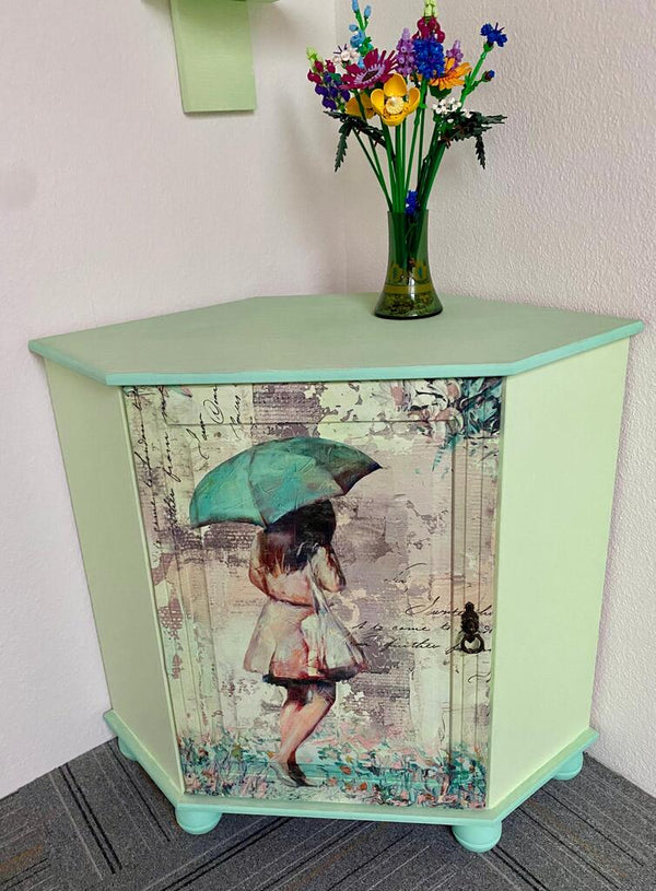 blaue kommode mit möbelfolie in blumenmuster