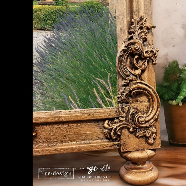 spiegel mit biegsamen verzierungen und ranken in den ecken