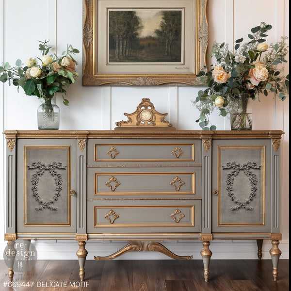 beigene kommode mit ornamenten