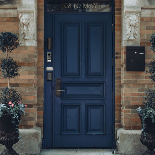 Tür in dunkelblau gestrichen mit kreidefarbe