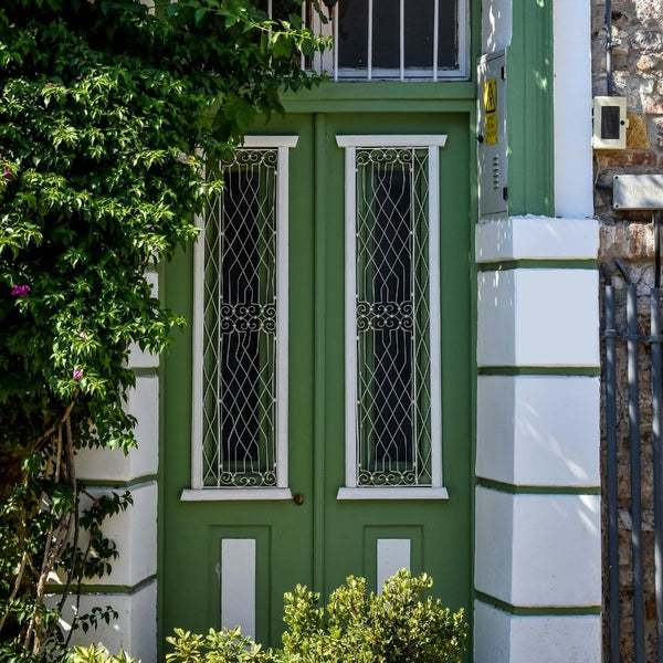 Einganstür gestrichen in dunke grüner Möbelfarbe