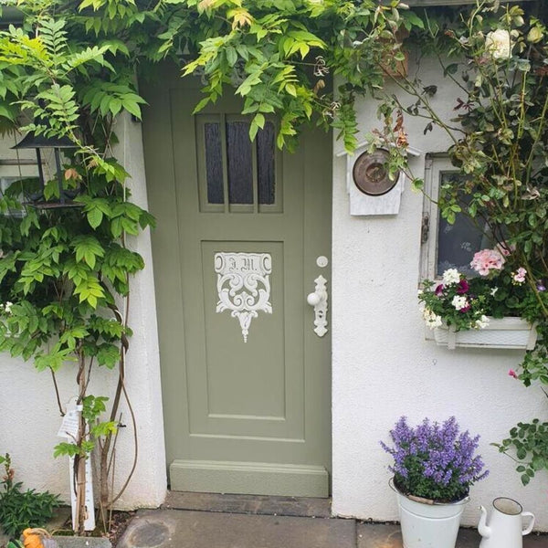 Aussentür gestrichen mit grüner Farbe