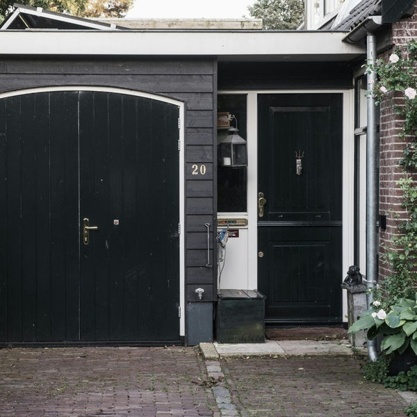 Haustür und Garage gestrichen in schwarzer Kreidefarbe