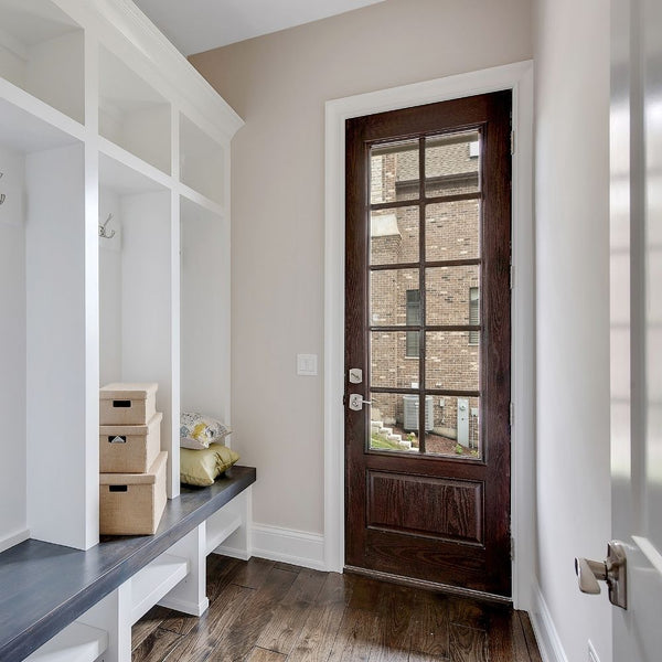 Haustür gestrichen mit brauner Kreidefarbe